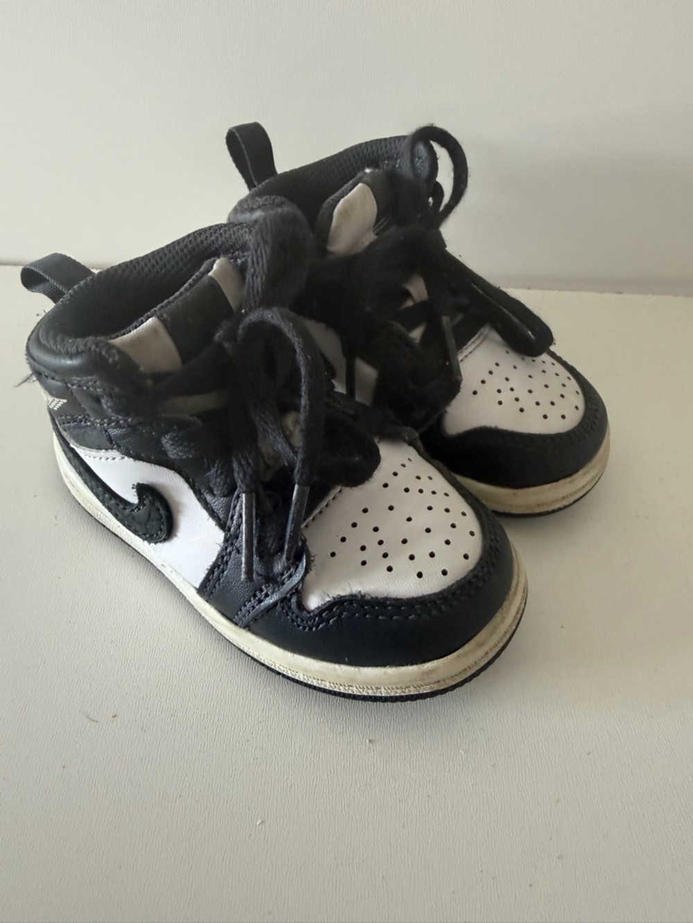 Nike Kids Black & White High-Top Sneakers Jordan 1 6C